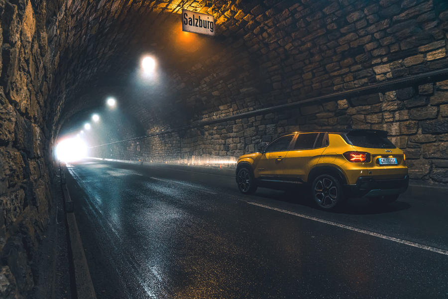 Jeep Avenger traversant un tunnel en Autriche – quartier arrière