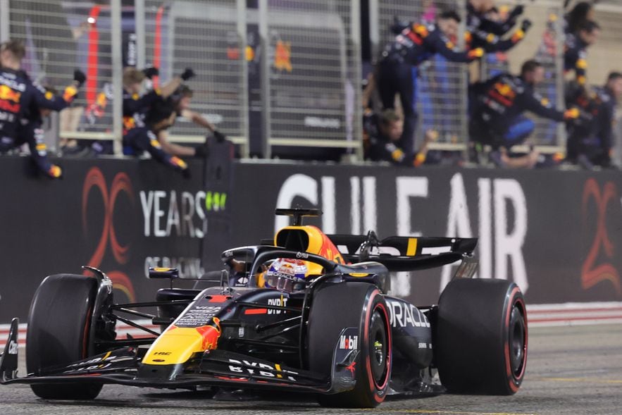 Max Verstappen franchit la ligne en vainqueur au GP de Bahrein, le 2 mars 2024