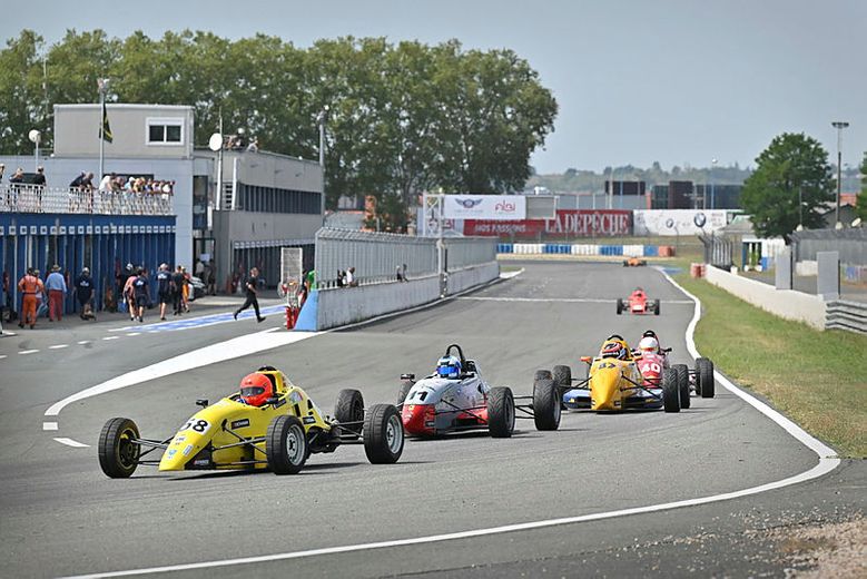 De nombreux bolides vont prendre part à la course ce week-end.