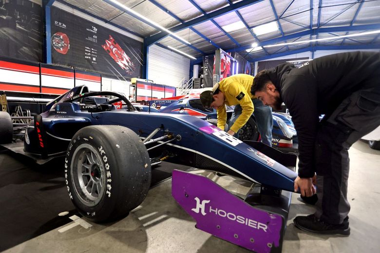 Remise en état des bolides après un week-end de course.